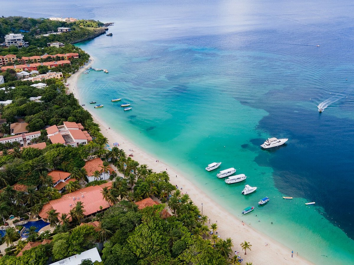 Coastline and tropical scenery in Roatán